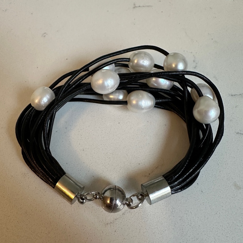 Lilyo Elegant Black and White Pearl Bracelet